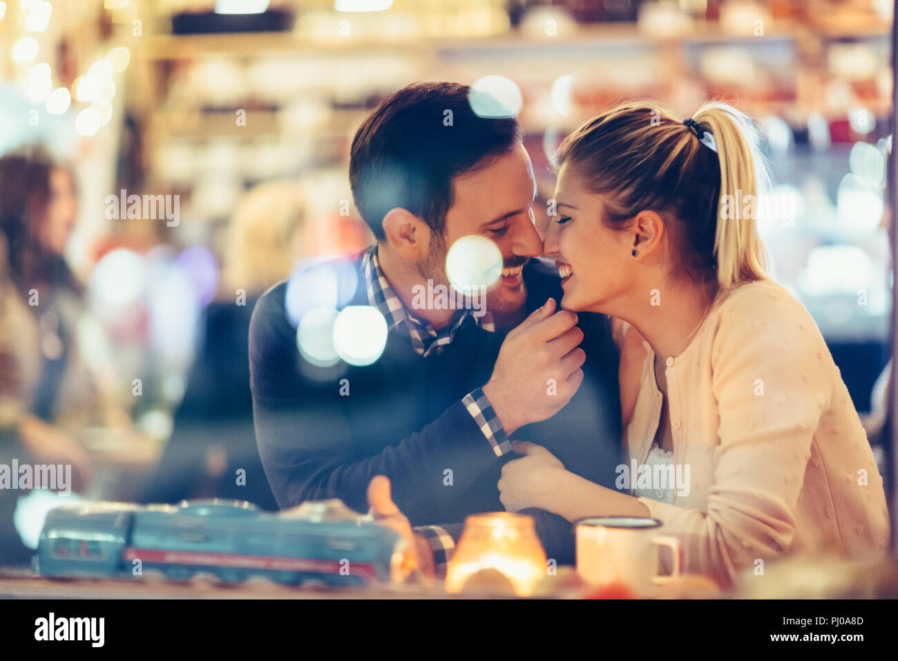 Feelflame Review: Is It Beneficial To Date Online?